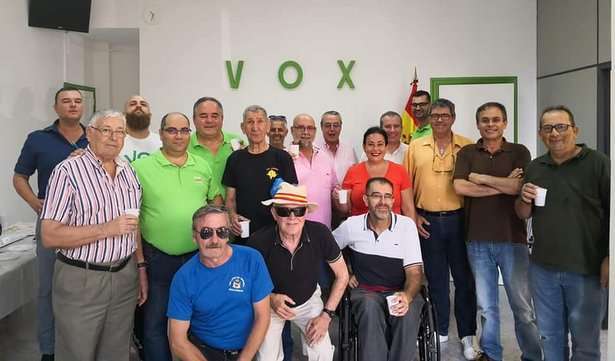 Francisco Santana con militantes de Vox en la sede de la calle de María Encarnación Navarro (Foto cedida por Vox)